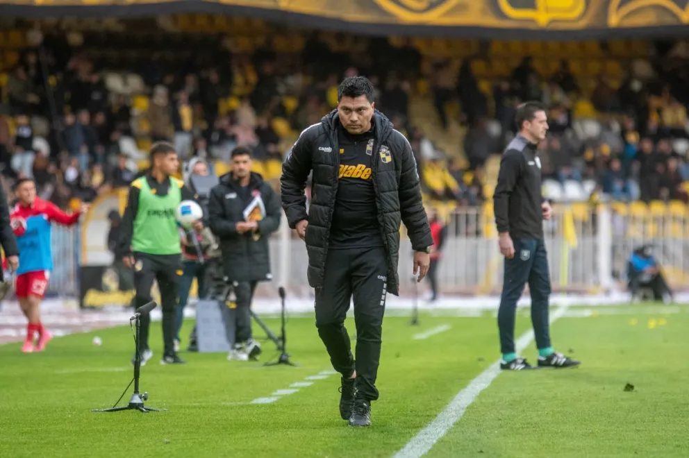 DT González analiza un nuevo triunfo del aurinegro: “Ganamos con argumentos, no como sea”