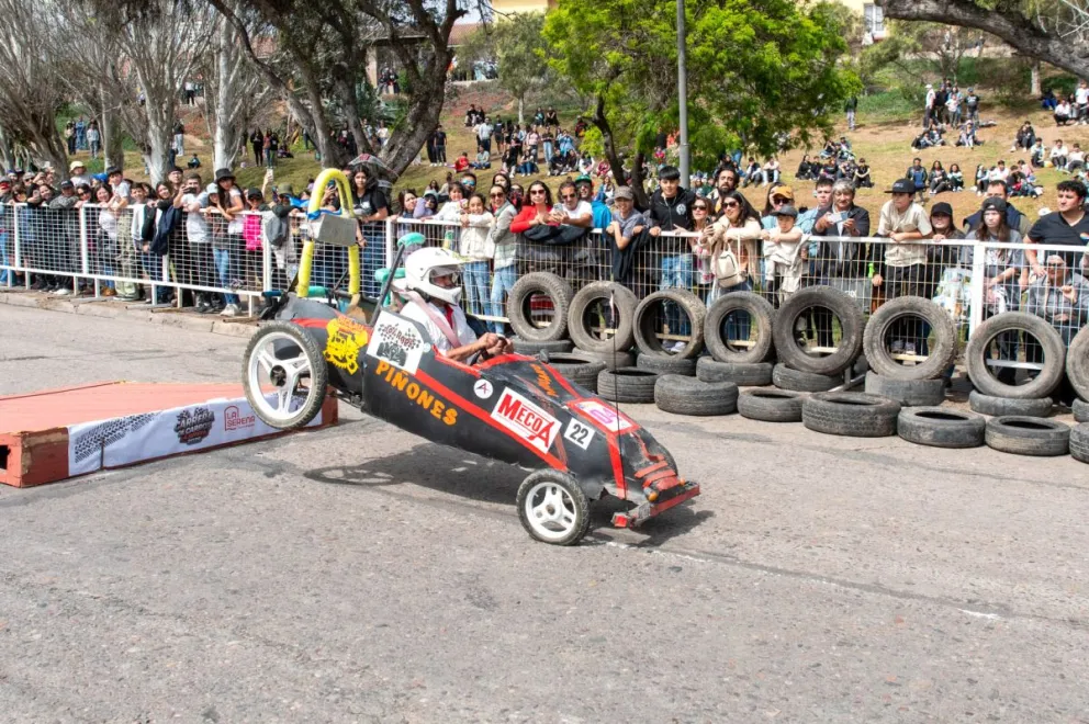 La Serena vive una exitosa nueva  edición de la Carrera de Carros Locos
