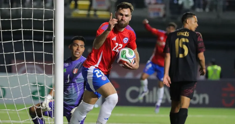 Chile remonta ante Perú en el Clásico del Pacífico y rompe su sequía de la mano del recambio