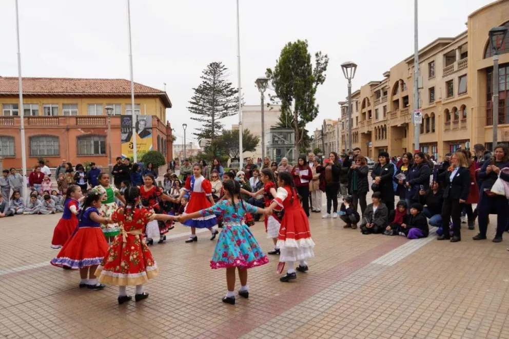 La Serena: Escuelas y Liceos rinden homenaje  a Gabriela Mistral con poesía, canto y danza