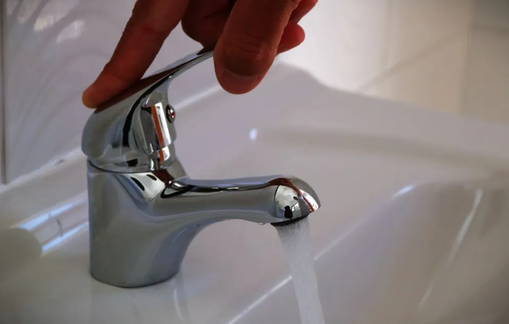 ¿Te subirán la cuenta del agua este verano? Revisa quién paga recargo por sobreconsumo