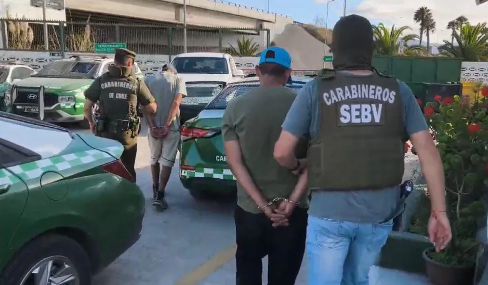 In fraganti: detienen a dos sujetos que intentaban robar especies desde un vehículo en Peñuelas