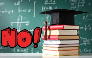 Estas son las 3 carreras universitarias que no deberás estudiar, según la IA