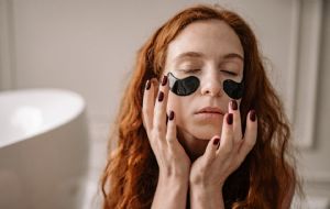 Decile adiós a las bolsas de los ojos con estos trucos de belleza